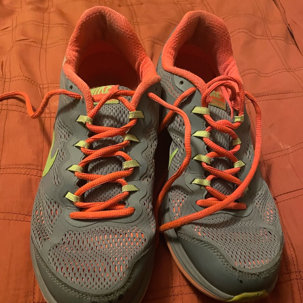 Women’s Nike like new shoes size 9.5